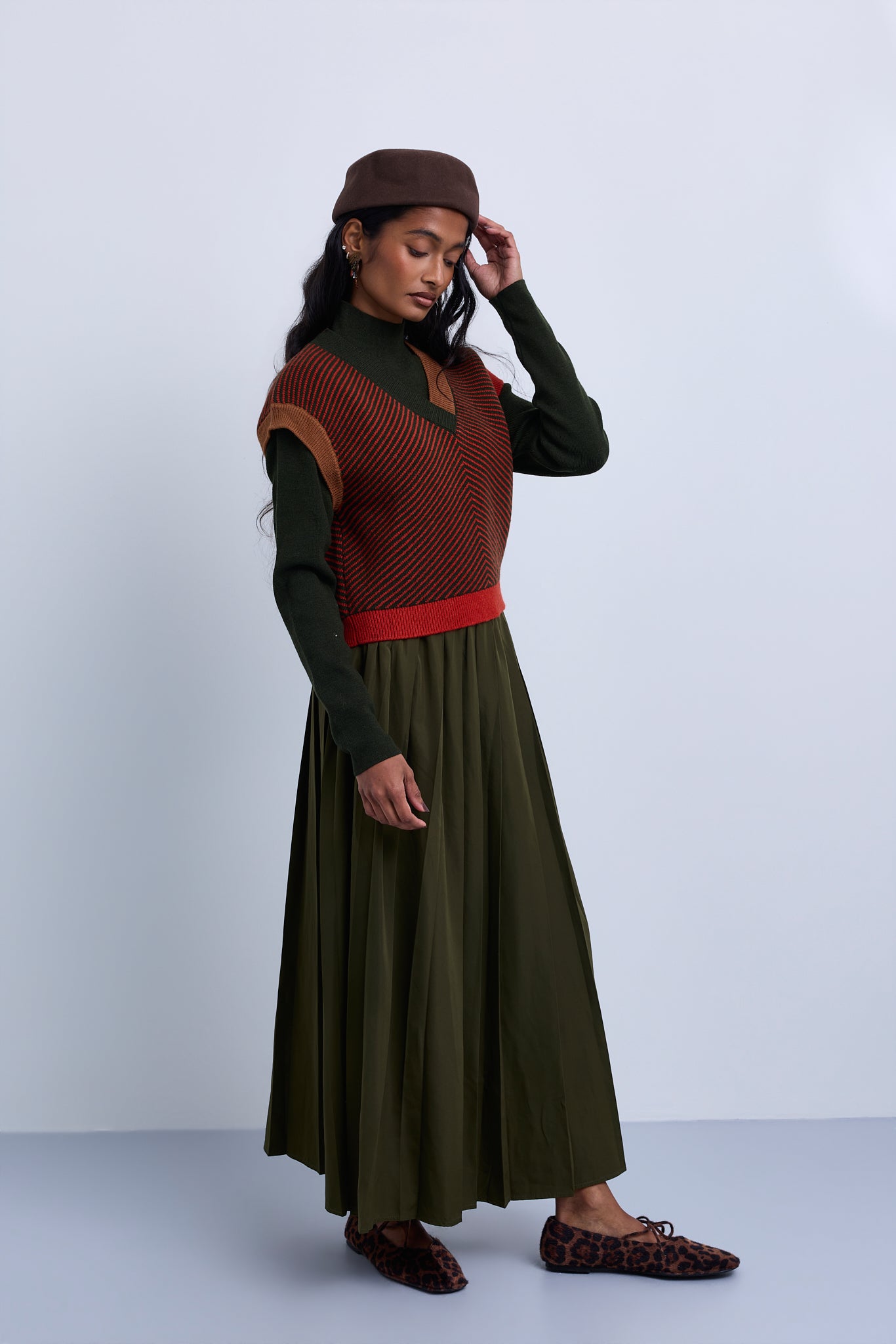 Pleated skirt with contrast waistband