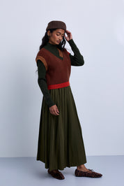 Pleated skirt with contrast waistband