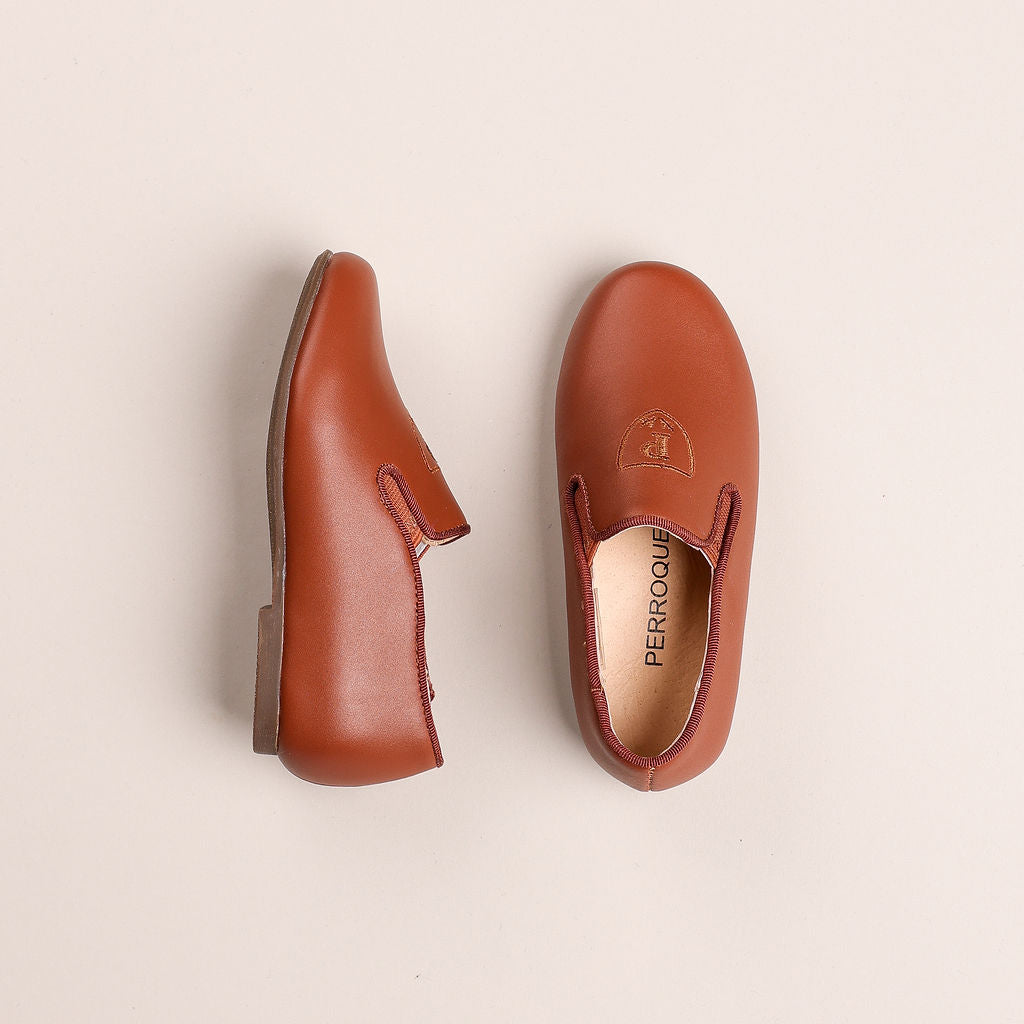 Smoking shoe with updated crest | Luggage