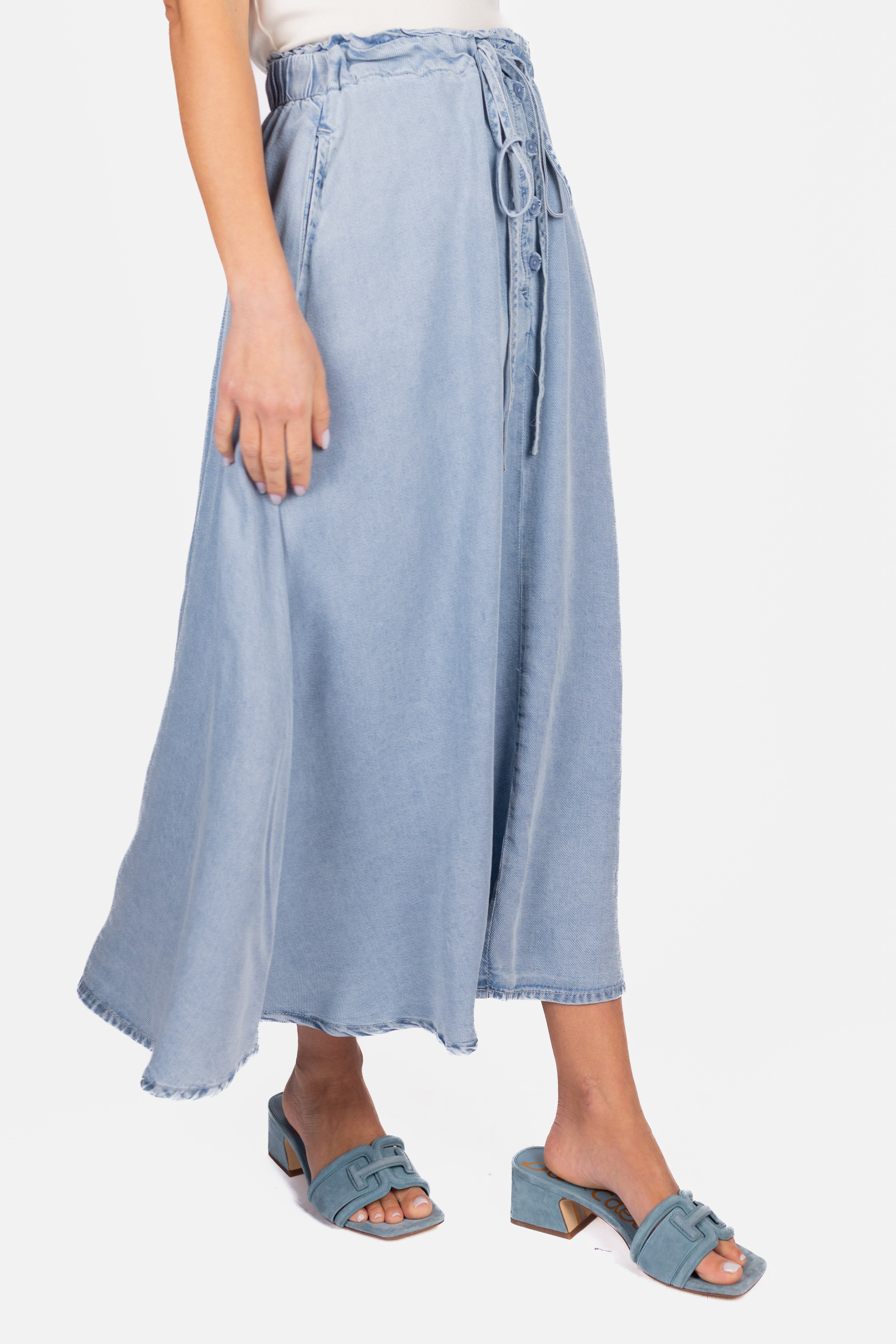 ARIYA SKIRT (CHAMBRAY)