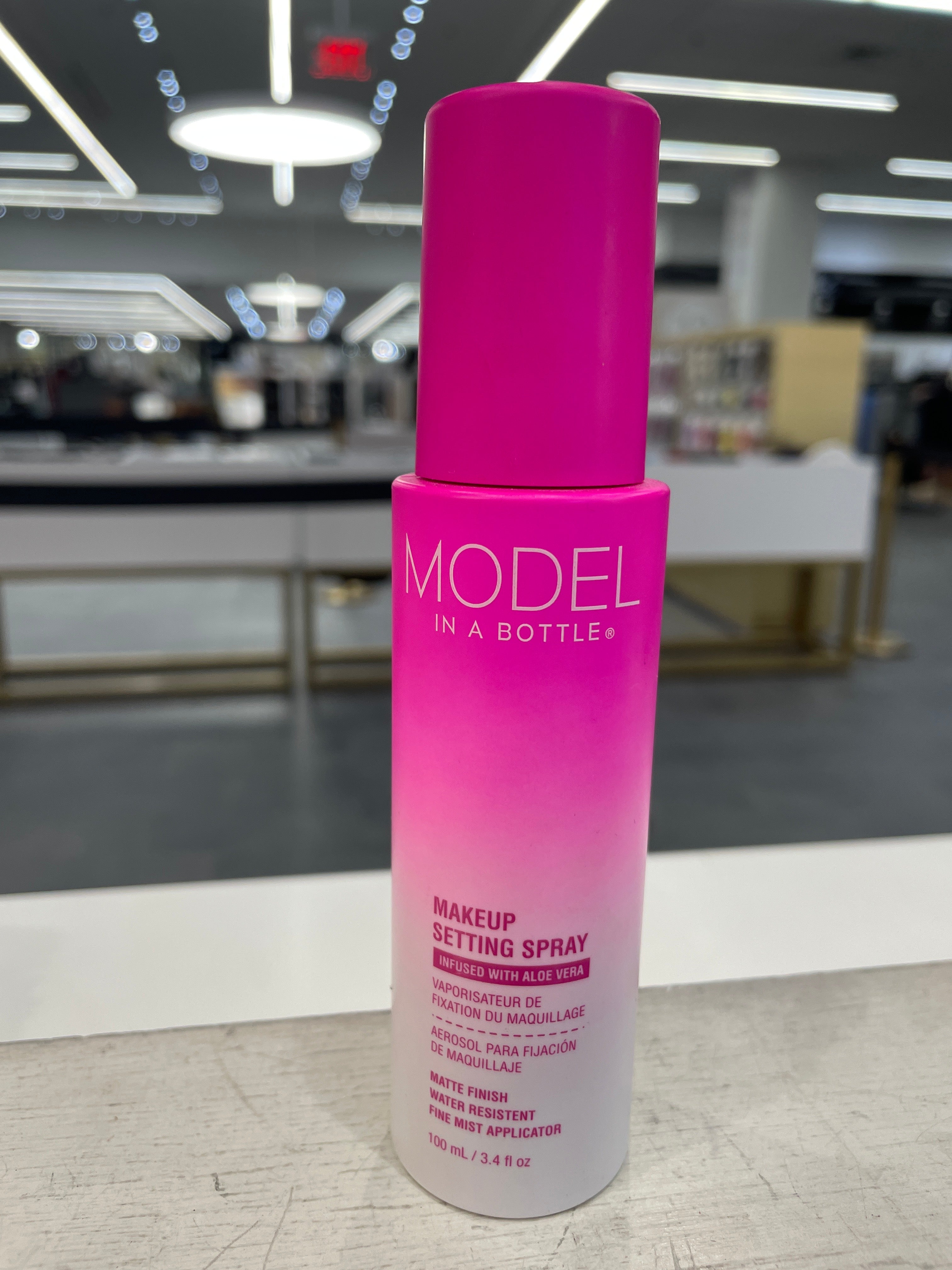 Model Makeup setting spray