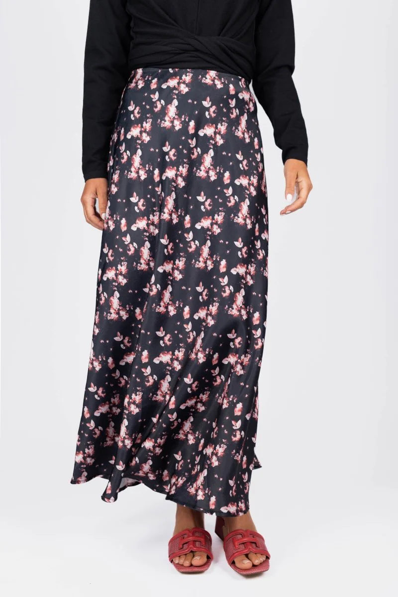 dakota-skirt-blackred-skirt-yakira-bella-3239067.webp