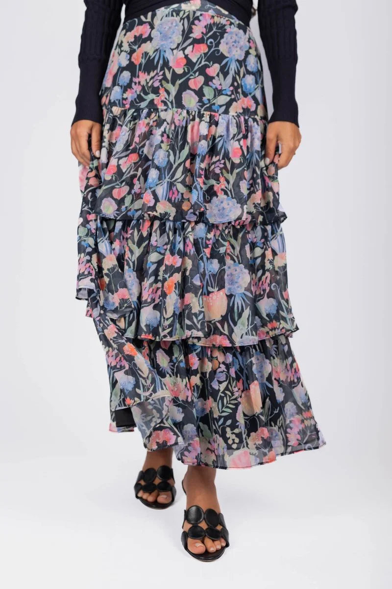 suri-skirt-blackground-skirt-yakira-bella-9934372.webp